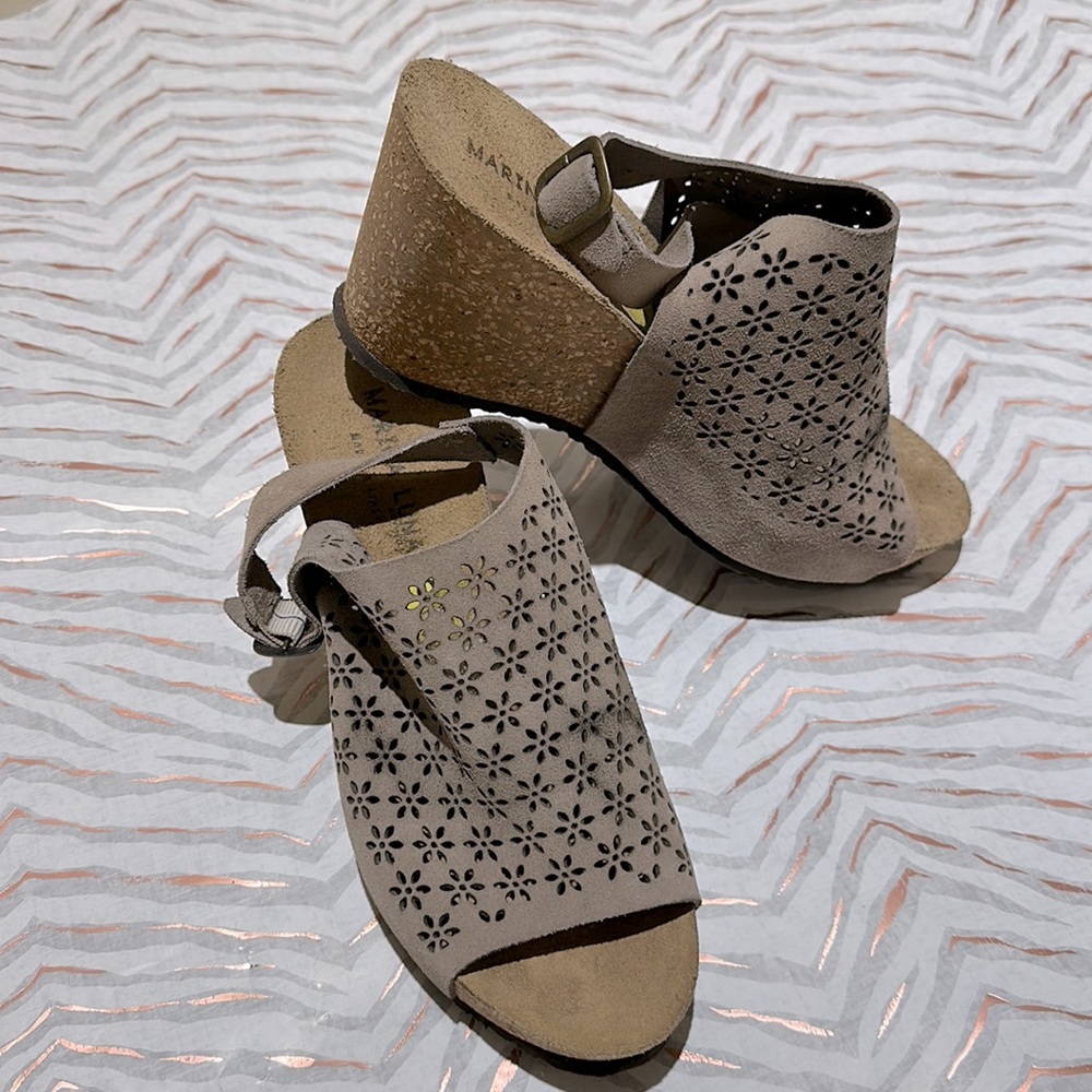 Suede flower design sandals